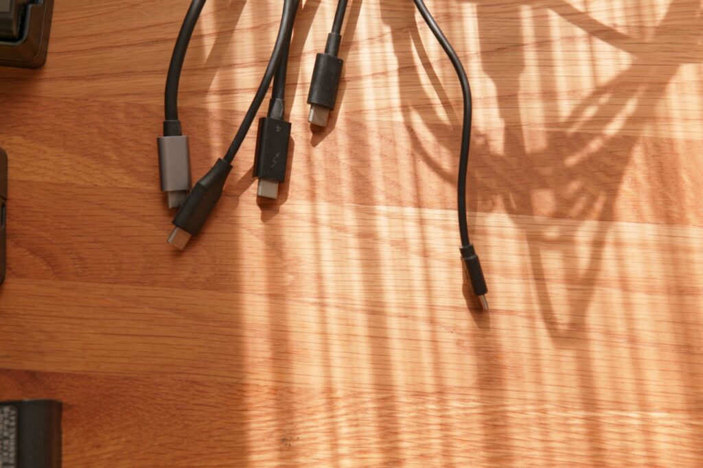 充電ステーションのケーブル