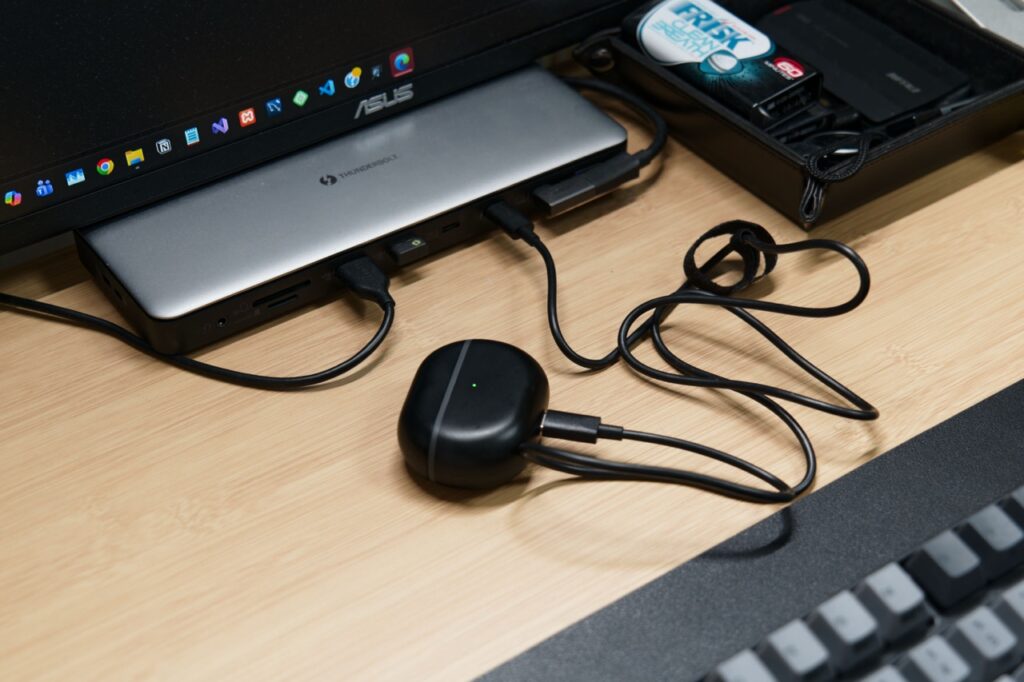 イヤホンをデスクで充電